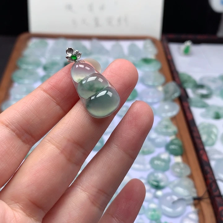 颈饰未镶嵌翡翠冰种飘花福豆