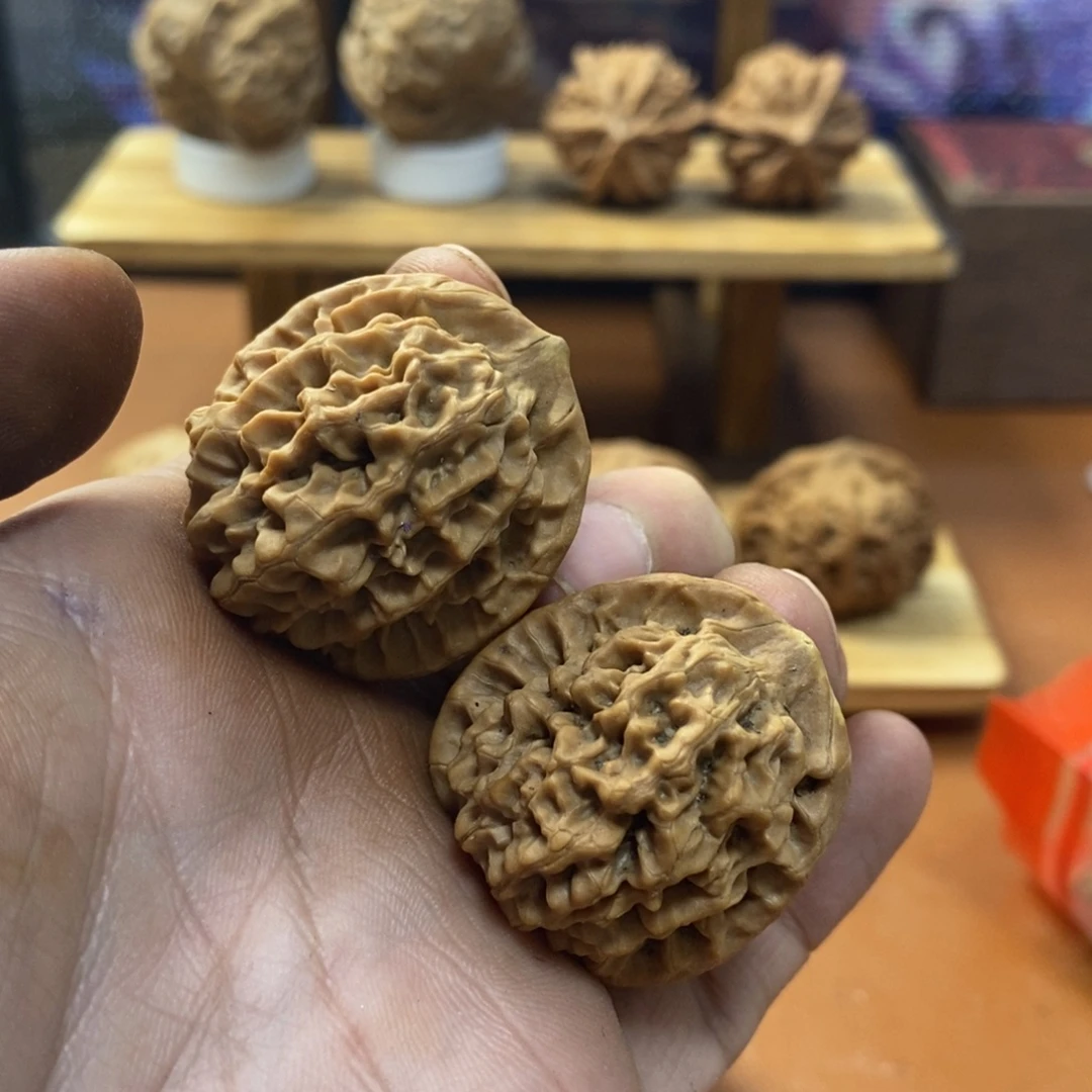 吊坠文玩核桃黄尖望月