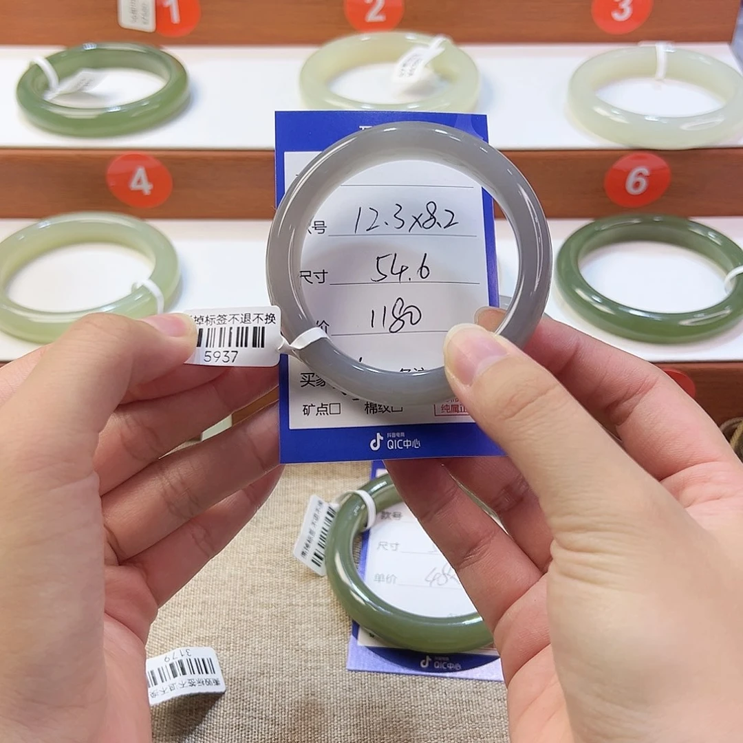 未镶嵌手镯和田玉格**.