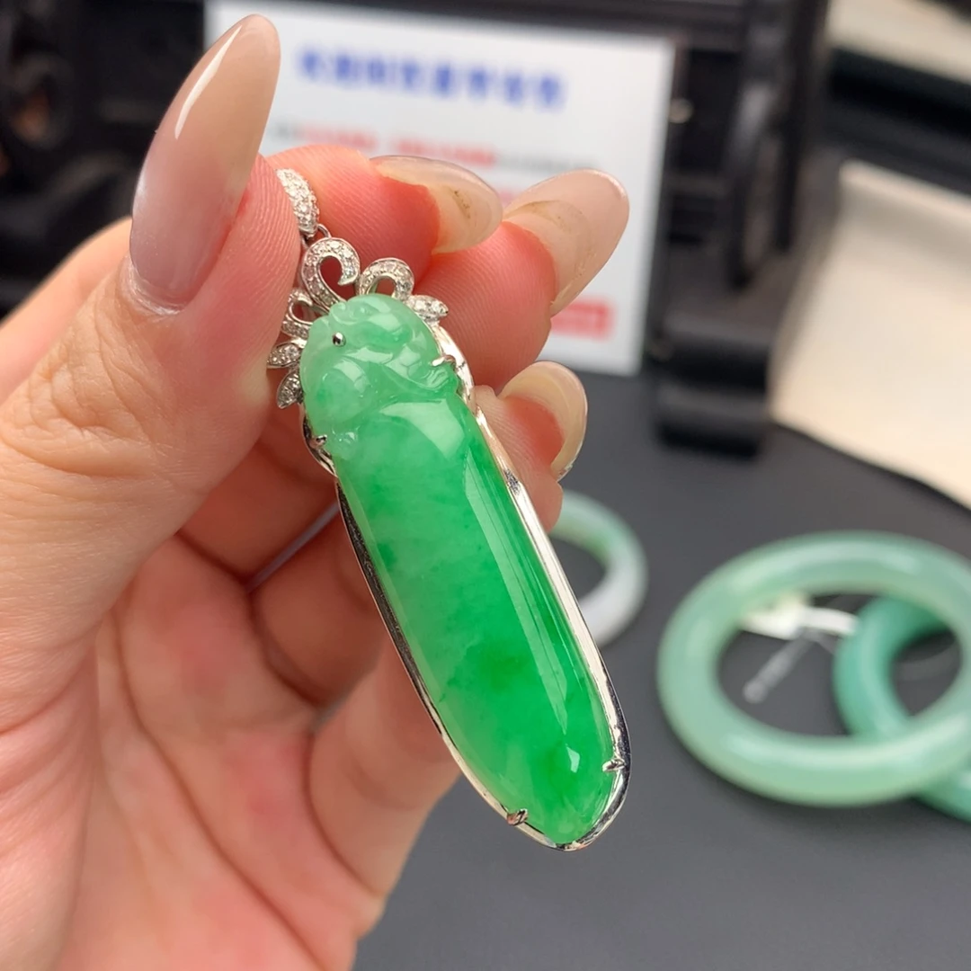翡翠18K金镶嵌颈饰023阳绿吊坠