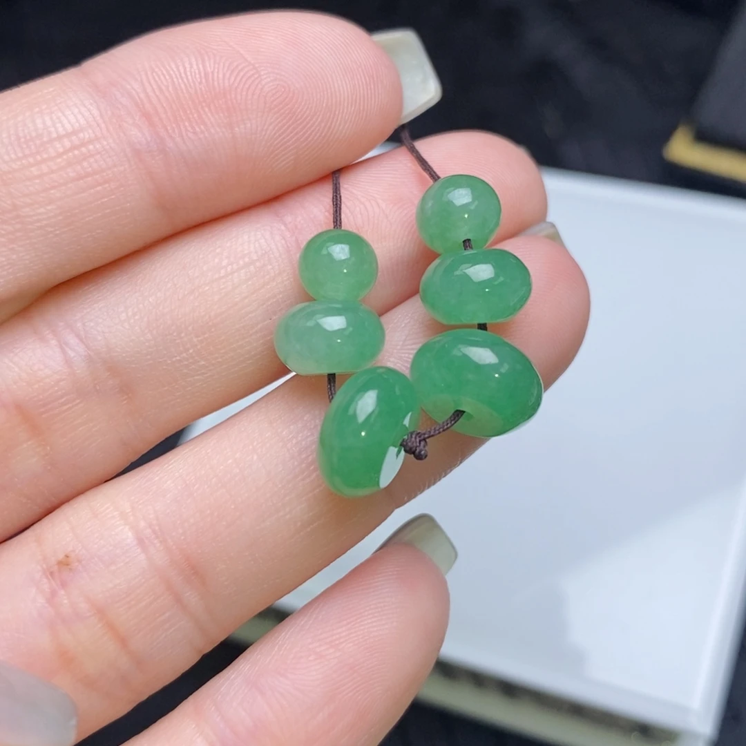 翡翠裸石小鼓珠一首