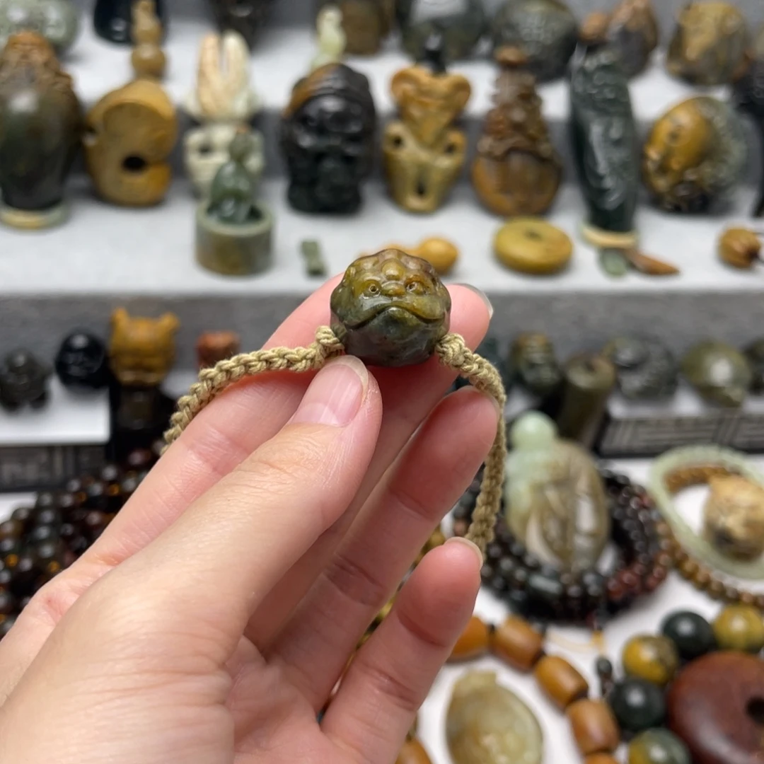 未镶嵌岫岩河磨玉（透闪石质玉）挂件