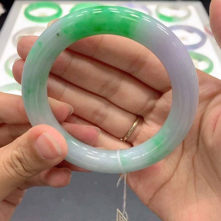 翡翠手镯未镶嵌翡翠