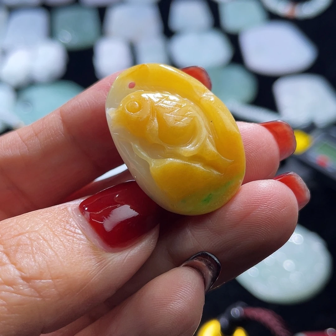 翡翠未镶嵌颈饰鱼