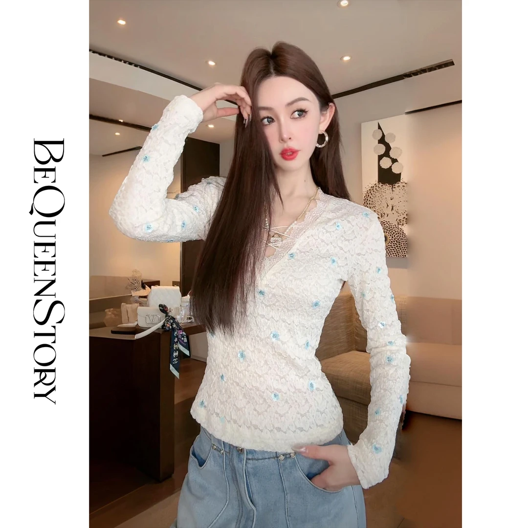 余潇潇【月光铃蓝】轻奢蓝色花朵点缀弹力V领蕾丝衫2025春装新款