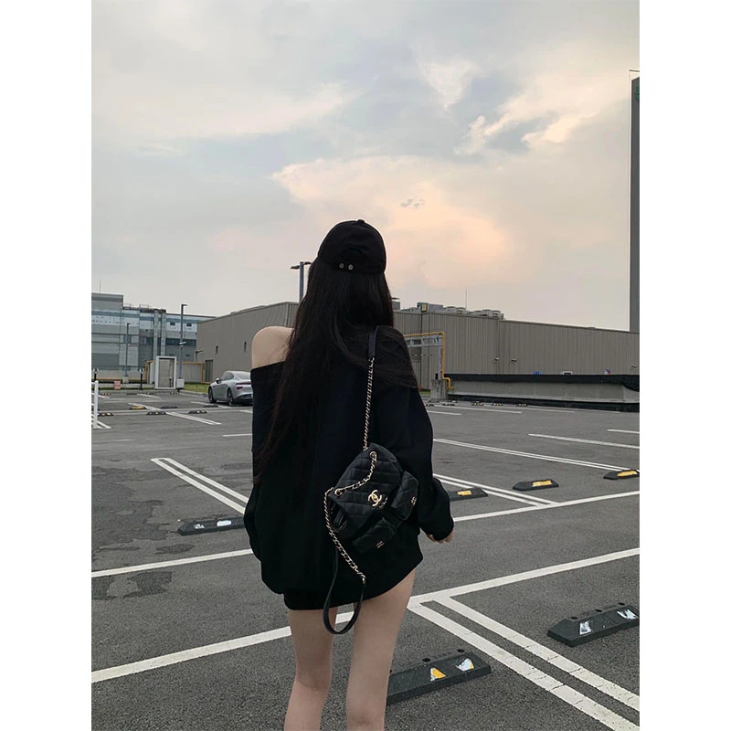 秋季2025小众设计款显瘦修身网红穿搭气质时尚百搭休闲露肩上衣女