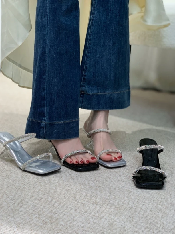 踩屎感!2025新款凉鞋绝美拖鞋女外穿时尚坡跟水钻仙女风一字凉鞋