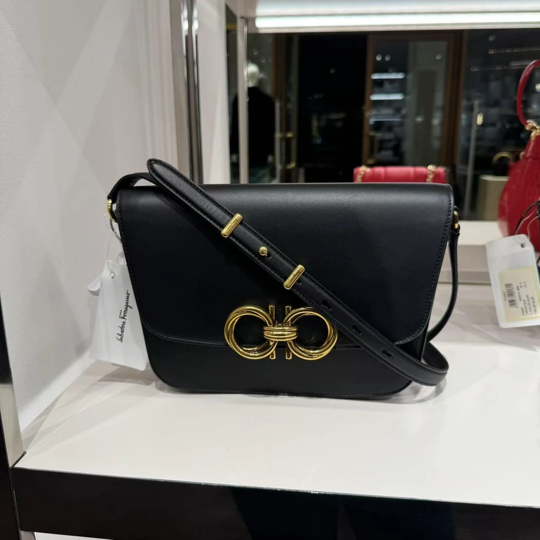 全新未使用 FERRAGAMO/菲拉格慕 包袋女士单肩斜挎包黑色