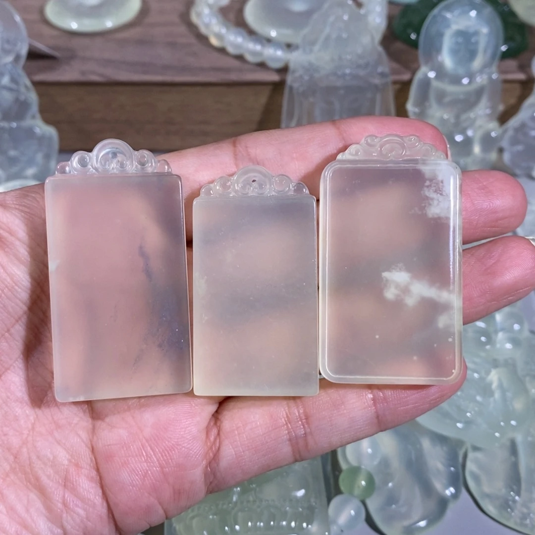隐***杨未镶嵌岫玉颈饰吊坠
