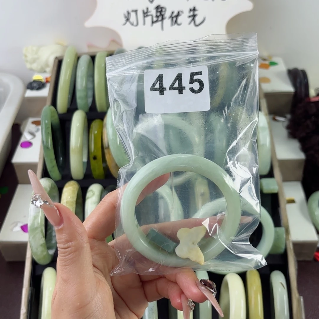蛇纹石玉未镶嵌手镯纪*