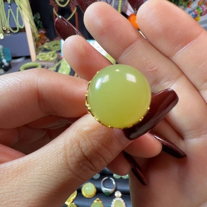 颈饰18K金镶嵌和田玉（黄玉）