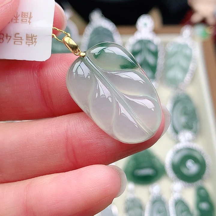 颈饰18K金镶嵌翡翠吊坠