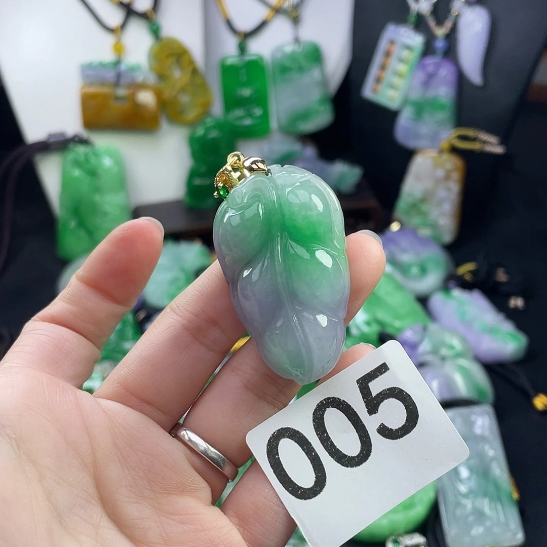 翡翠未镶嵌吊坠(赠链)