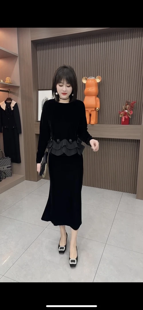 2025新款连衣裙女春秋新款洋气金丝绒长裙气质显瘦花边上衣两件套