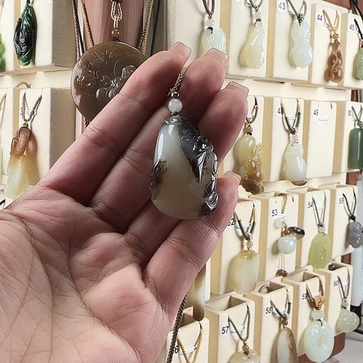 和田玉颈饰未镶嵌风****?