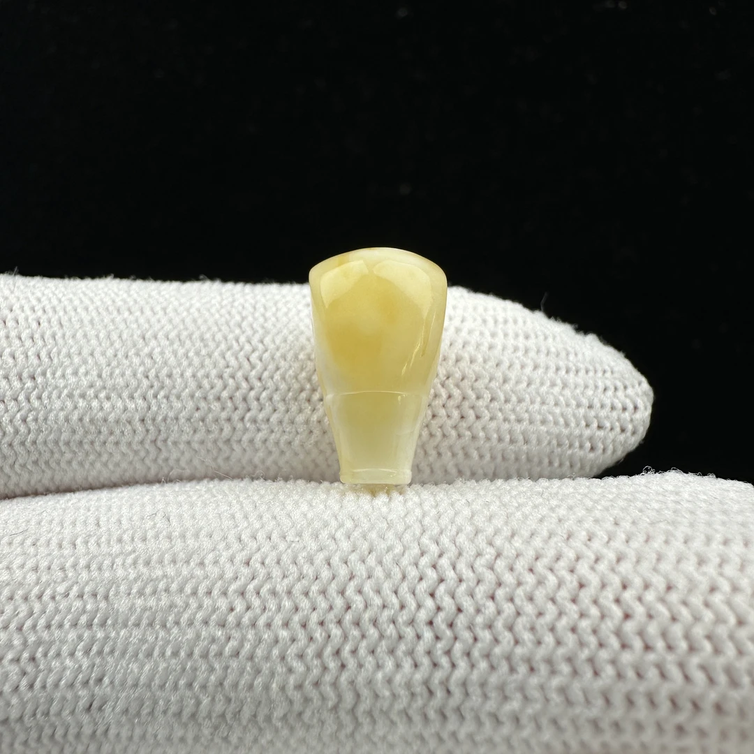 Y2183天然原矿蜜蜡三通8.7x15.2mm 0.6克支持复检假一赔四