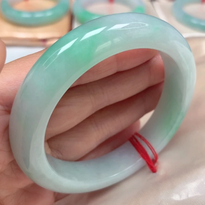 翡翠手镯未镶嵌甜绿