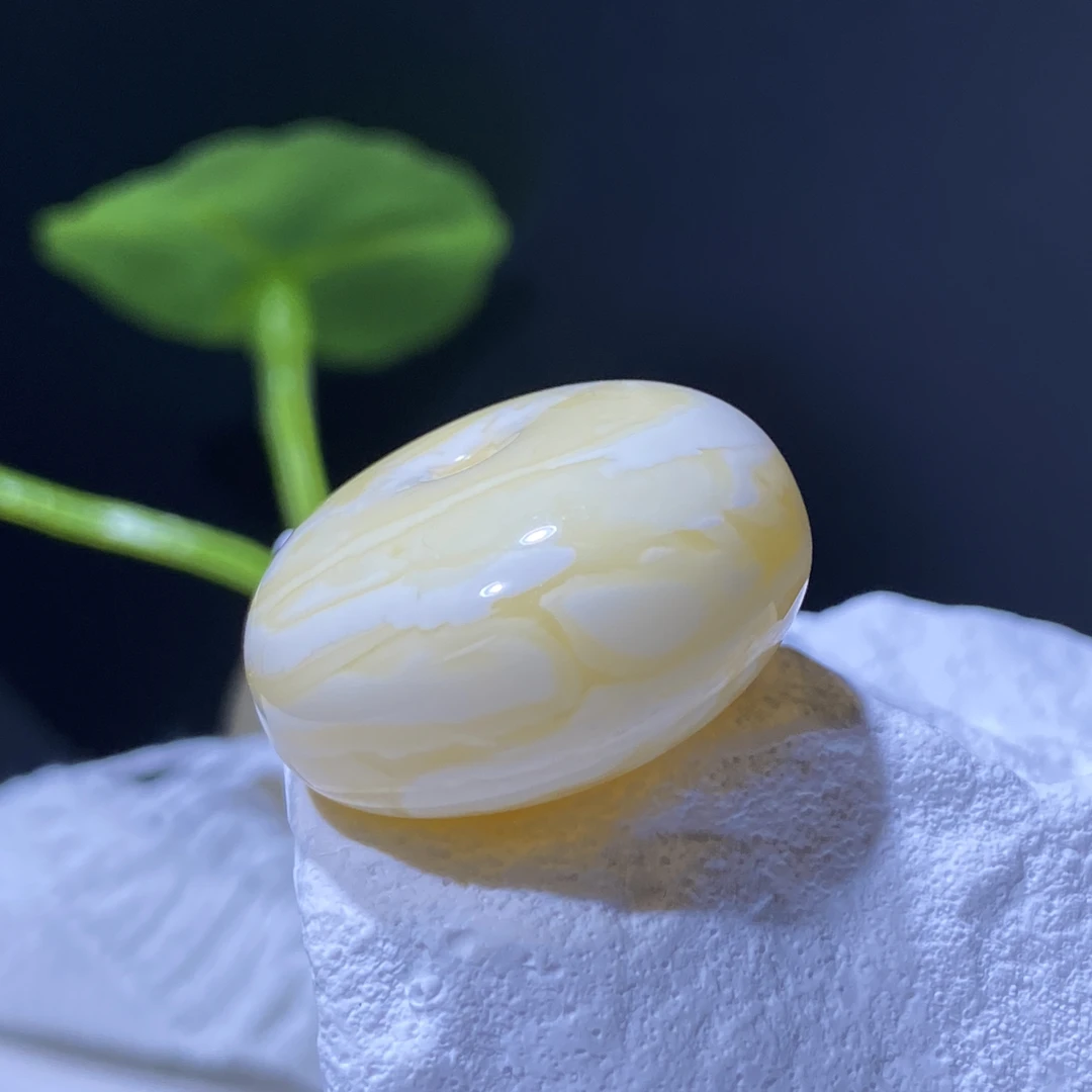 天然原矿蜜蜡瓷白蜡妖花墩子 尺寸:23.6*13.2mm