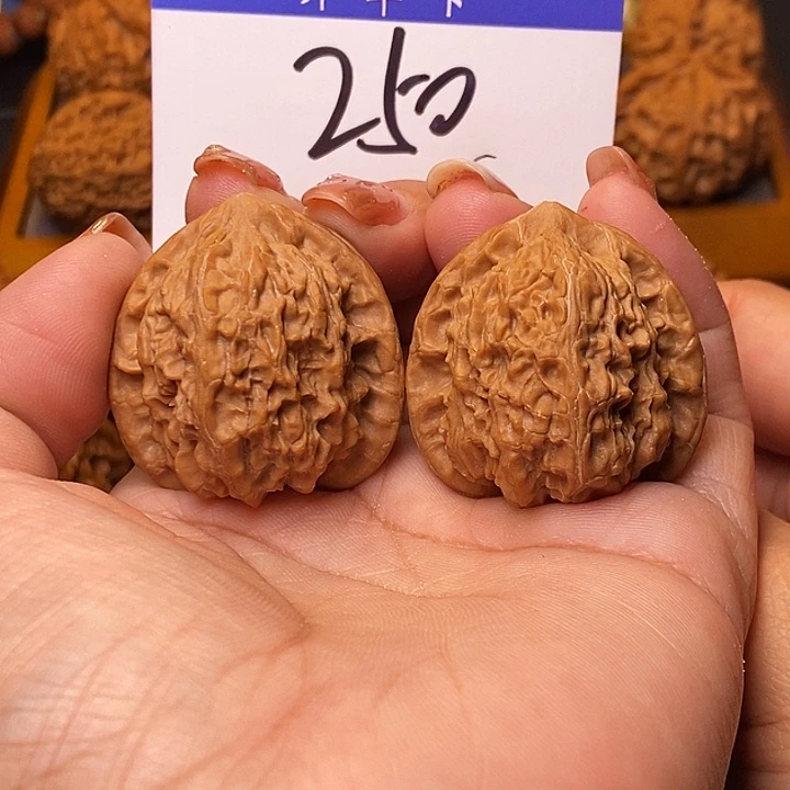 吊坠桃核红狮子36无刀痕s