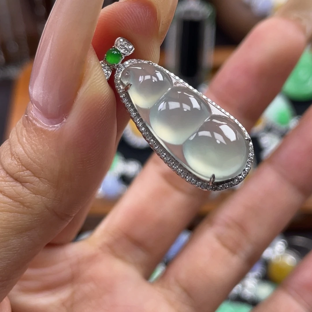 颈饰18K金镶嵌翡翠吊坠