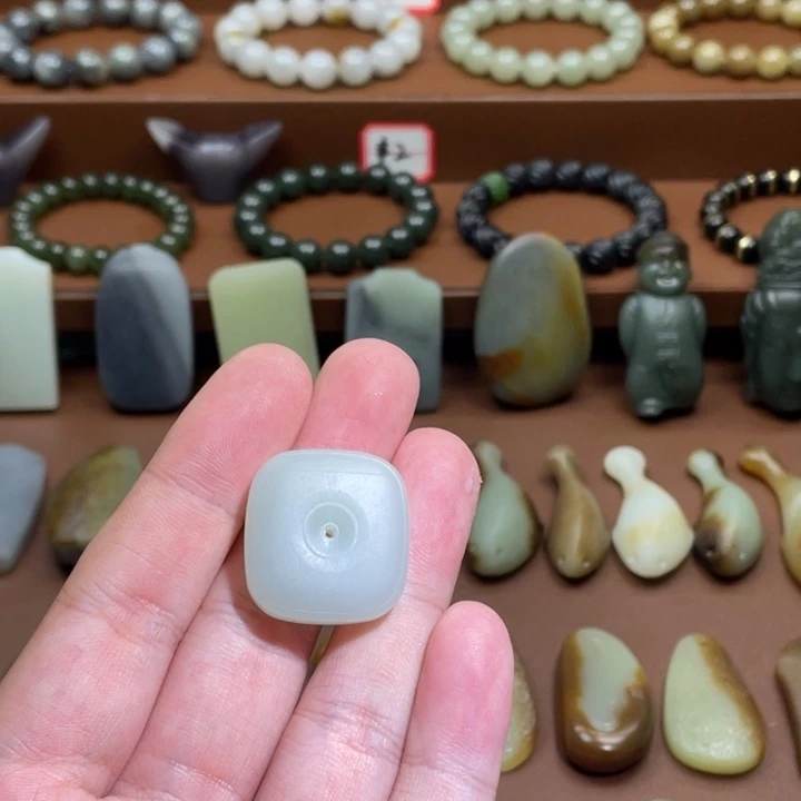 因***果和田玉未镶嵌颈饰