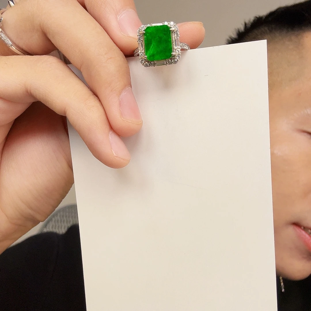 翡翠未镶嵌颈饰一件