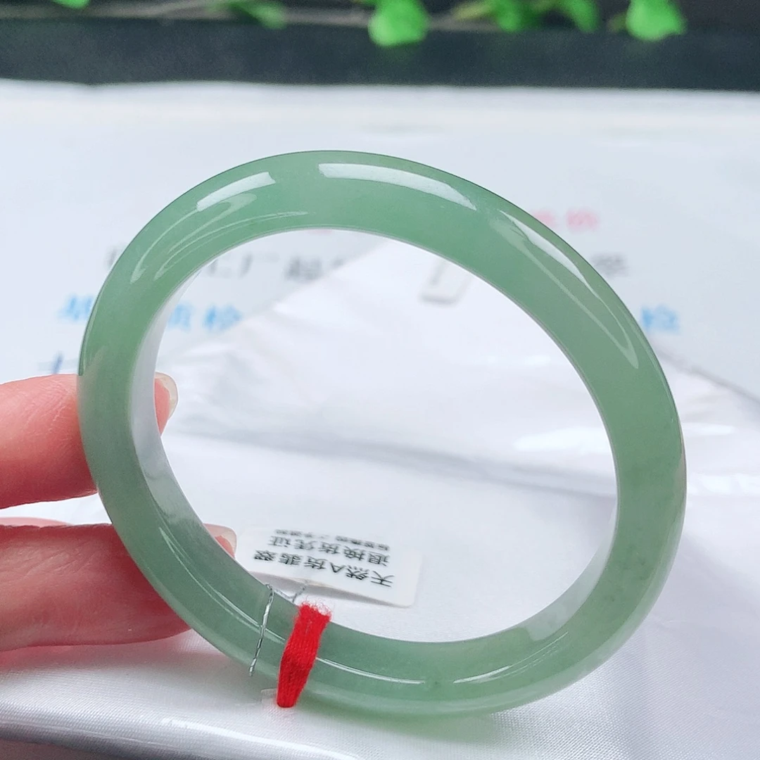 翡翠未镶嵌手镯52贵妃