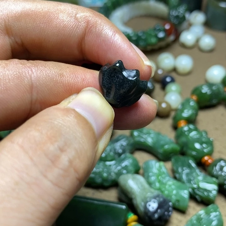 晋***秋颈饰未镶嵌和田玉