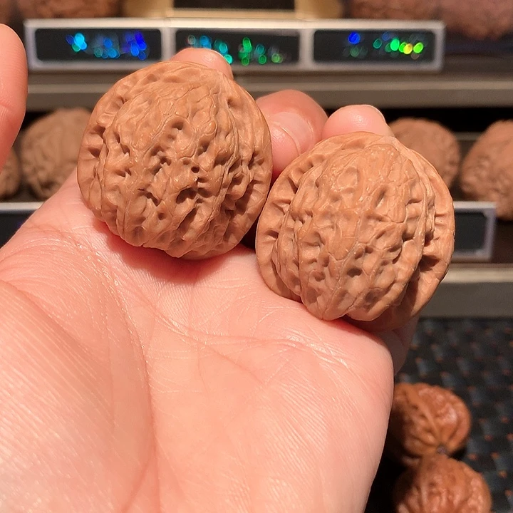 ：*a文玩核桃把件云雾山