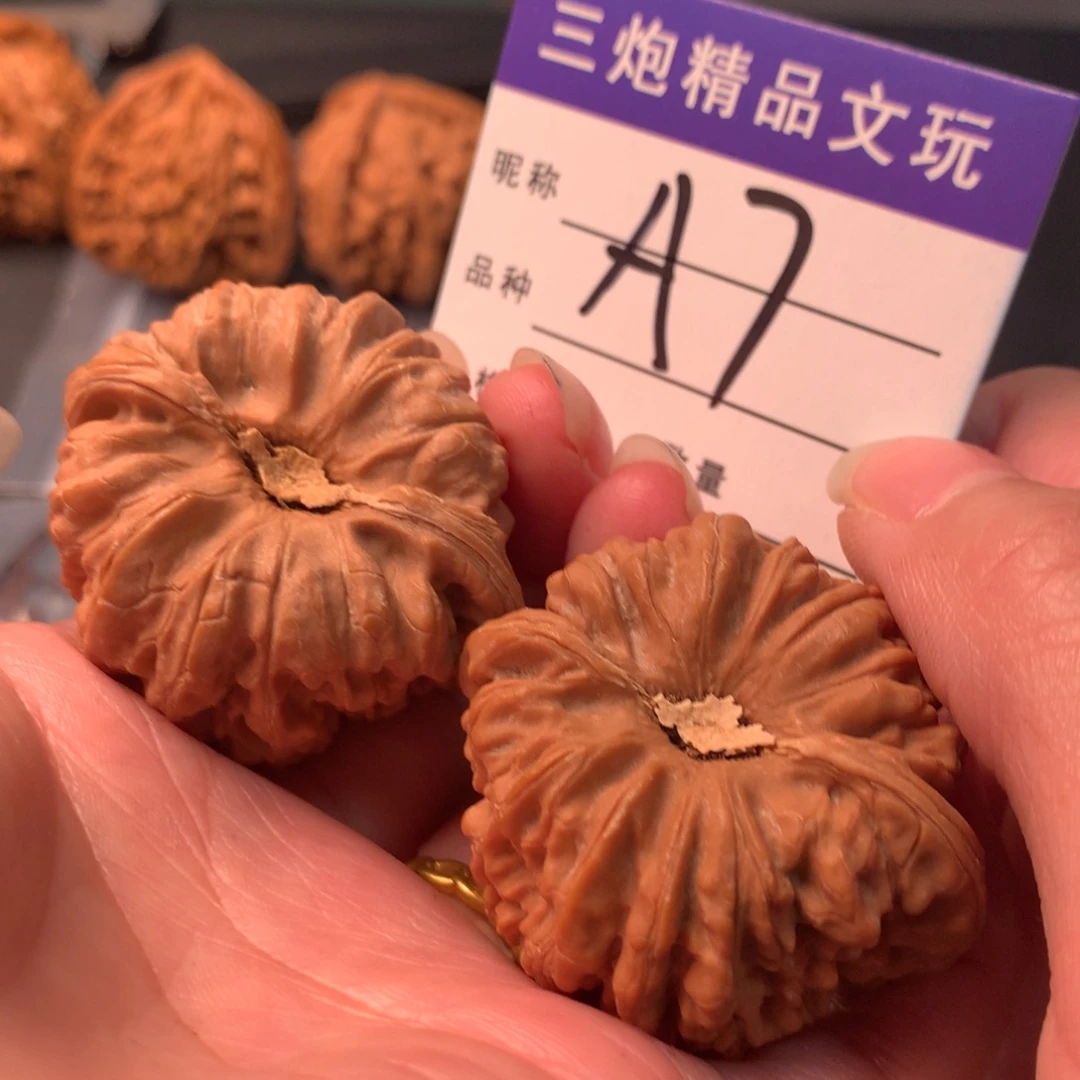 吊坠文玩核桃凹的