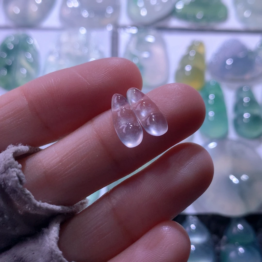 翡翠未镶嵌颈饰一对