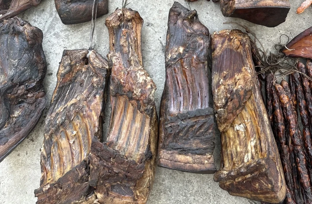 湖北恩施高山土猪柏枝树烟熏腊肉农家柴火美味特产