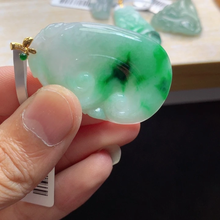 翡翠18K金镶嵌颈饰吊坠