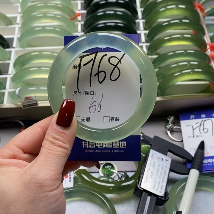 蛇纹石玉手镯未镶嵌凤*竹