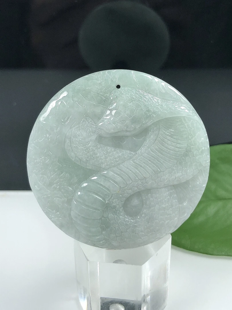 缅甸天然翡翠A货，冰润生肖蛇牌吊坠精雕工基地质检直发正品玉挂坠