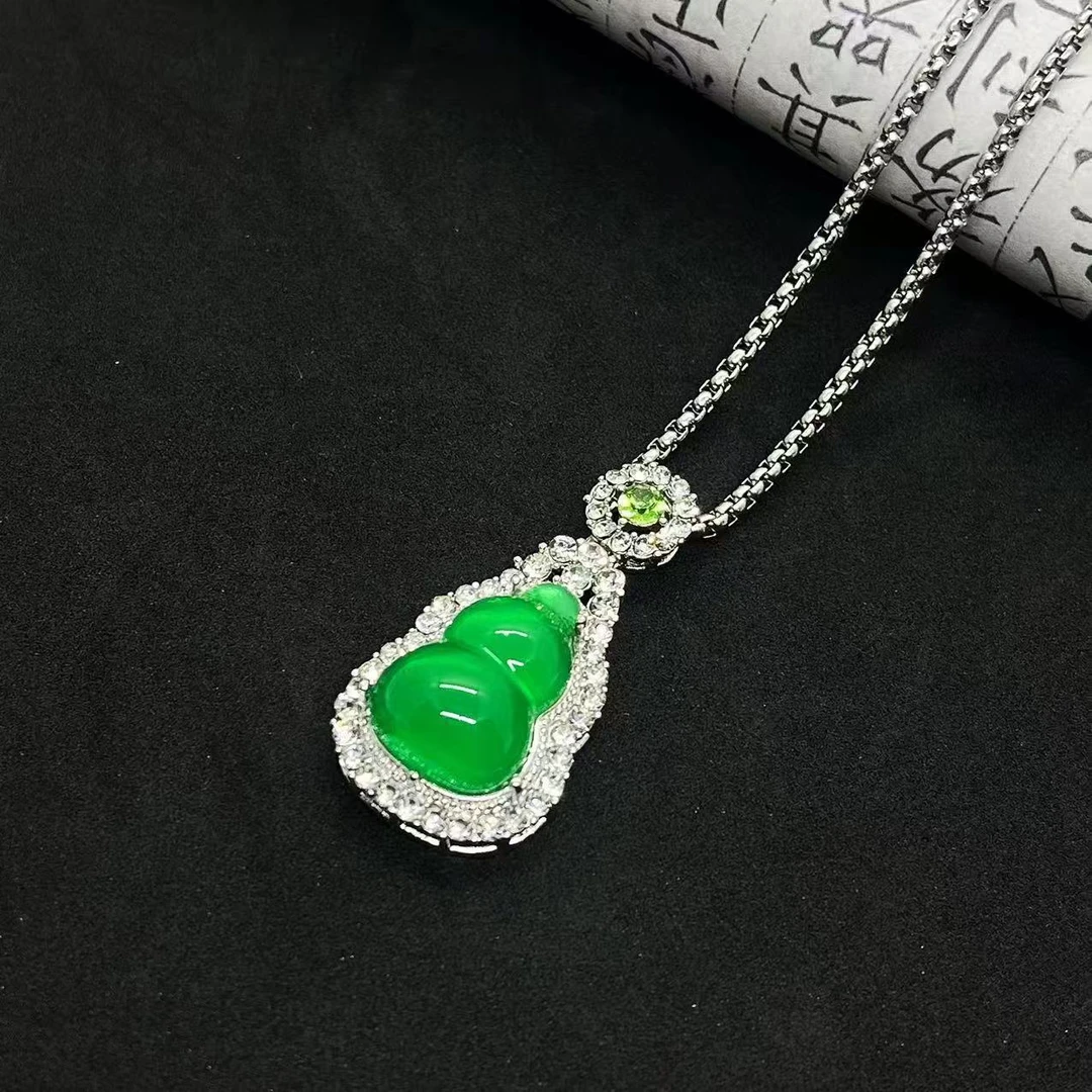 QIANSHI/牵饰 钛钢项链 轻奢气质绿色葫芦项链精美镶嵌精致时尚