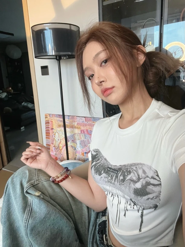 红8【WANG】格调钻T｜小众涂鸦烫钻短款t恤修身短袖W2486