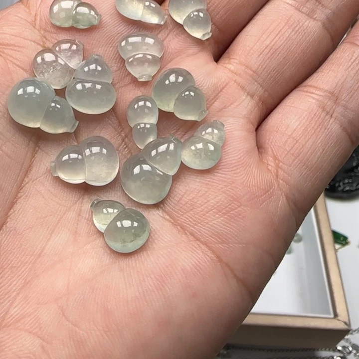 翡翠项圈未镶嵌b****e小葫芦，