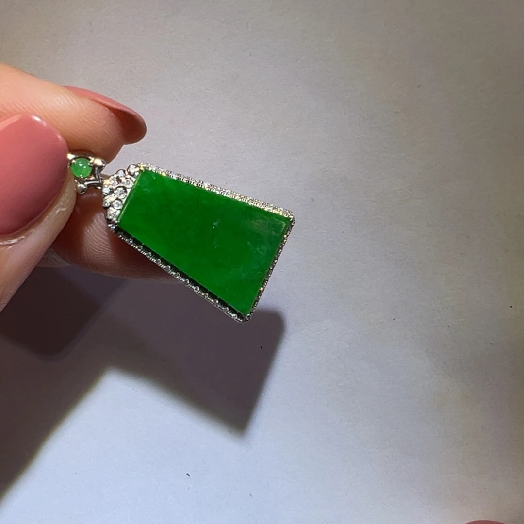 翡翠颈饰18K金镶嵌吊坠