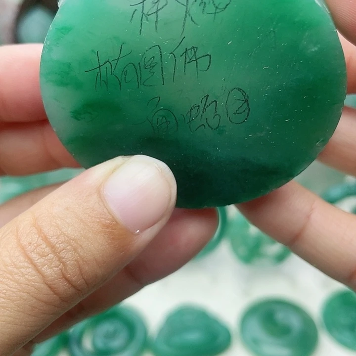 未镶嵌定制石英质玉（非洲翠）梓*
