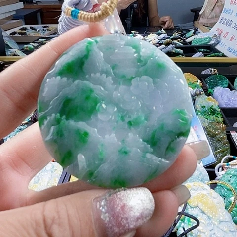 翡翠未镶嵌颈饰一个