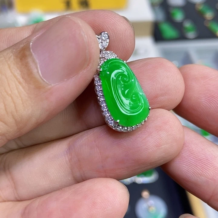 翡翠18K金镶嵌颈饰