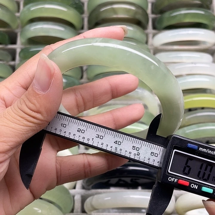 蛇纹石玉未镶嵌手镯275