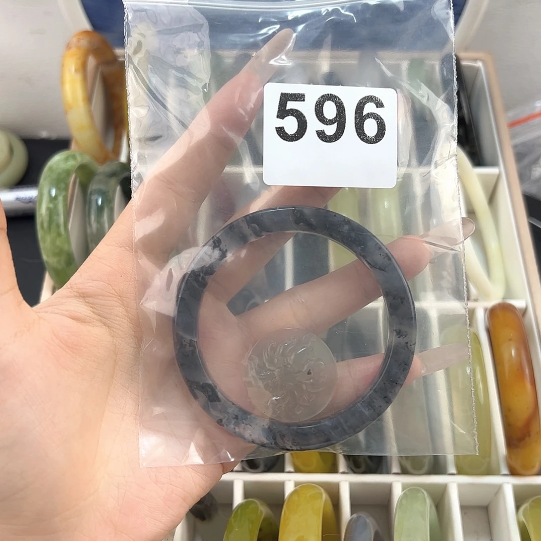 尾***尾蛇纹石玉未镶嵌颈饰