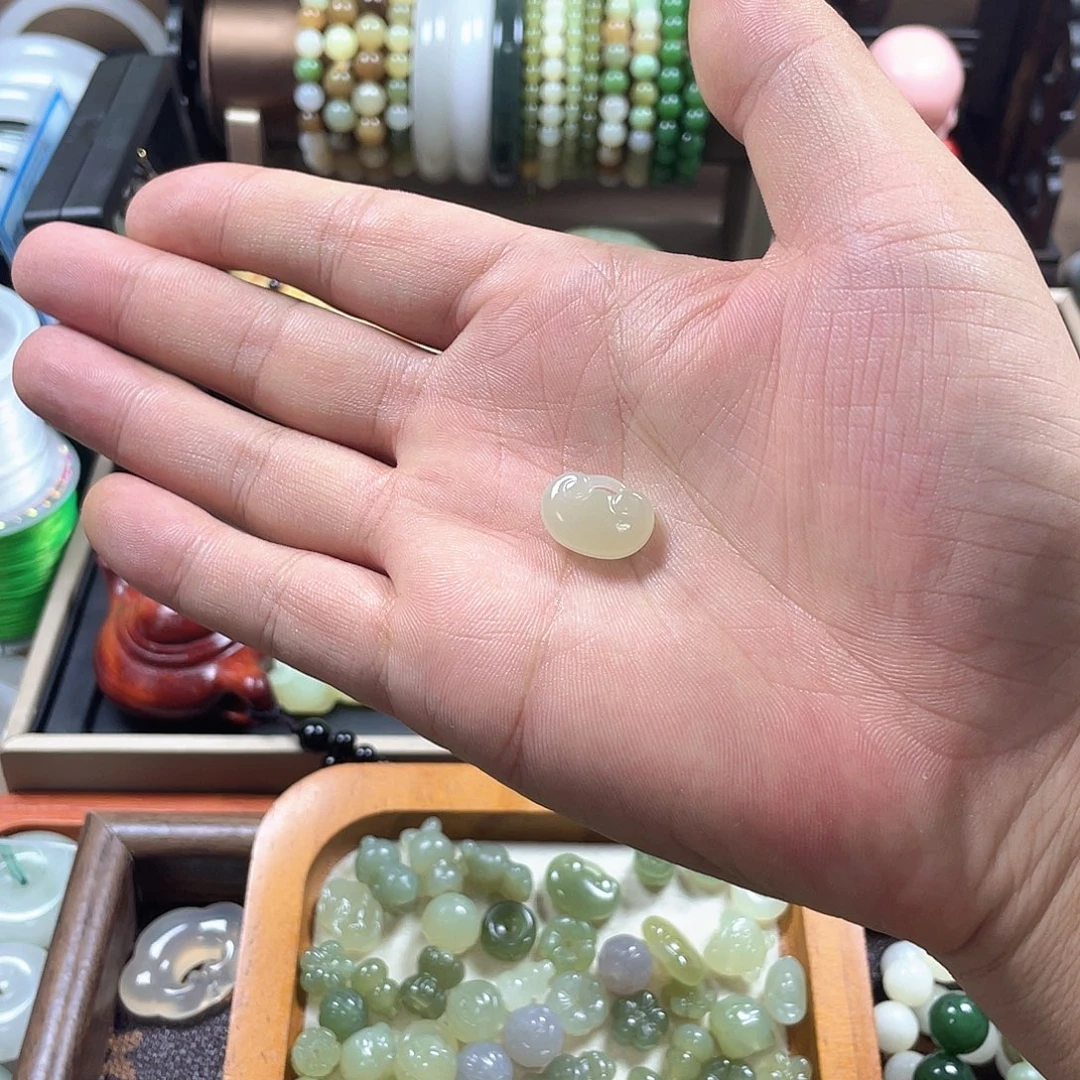 随***意和田玉未镶嵌颈饰