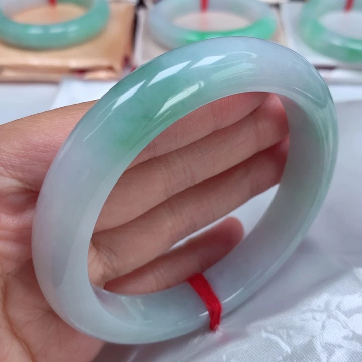 翡翠手镯未镶嵌冰胶蓝