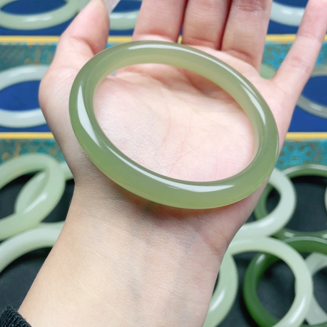 ʚ***己52加湖水绿圆条手镯