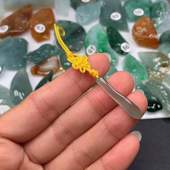 翡翠未镶嵌颈饰随型