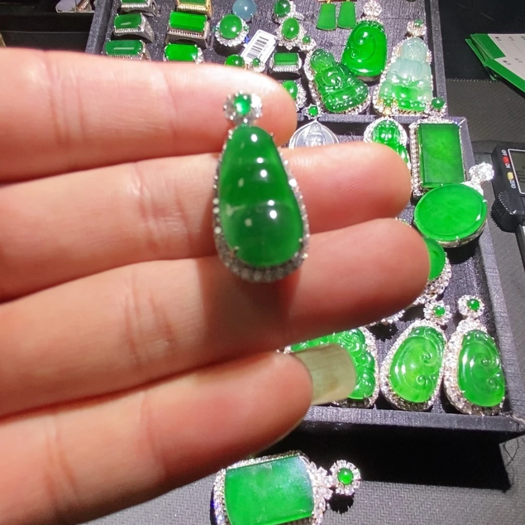 翡翠未镶嵌吊坠(赠链)A货翡翠47