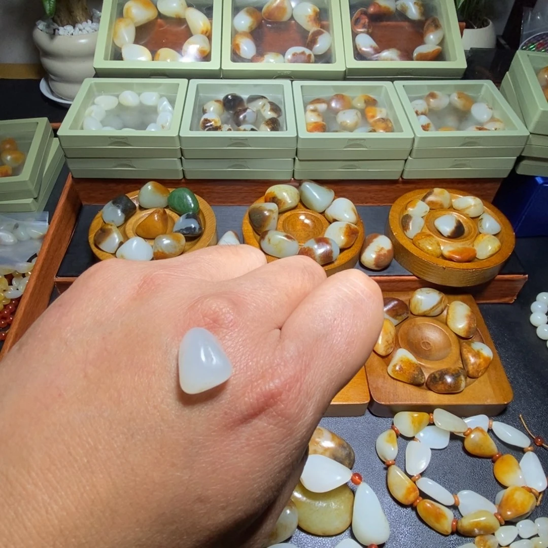 *****和田玉未镶嵌手串